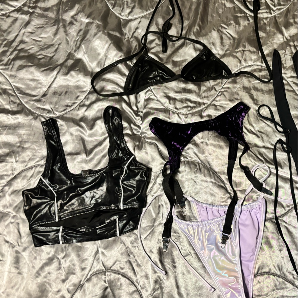 Black top (OS) F21 black top (S)
Purple bikini bottoms (M) velvet waist garter